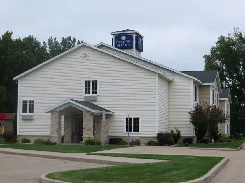 Cobblestone Inn & Suites - Brillion - Image 1