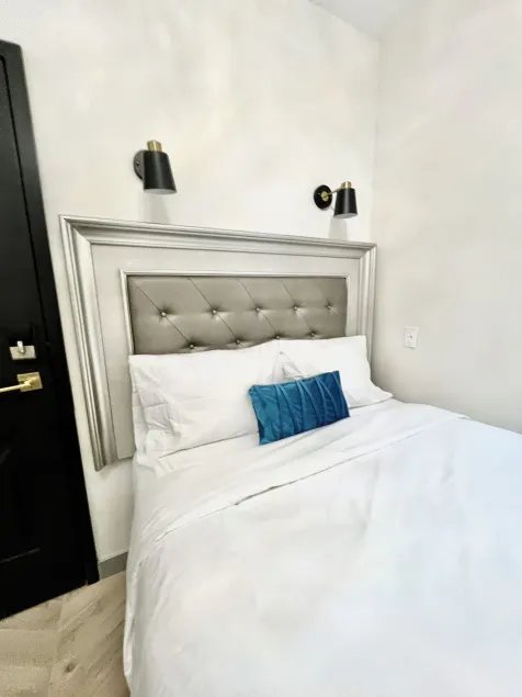 Toronto Rooms and Suites - Image 1