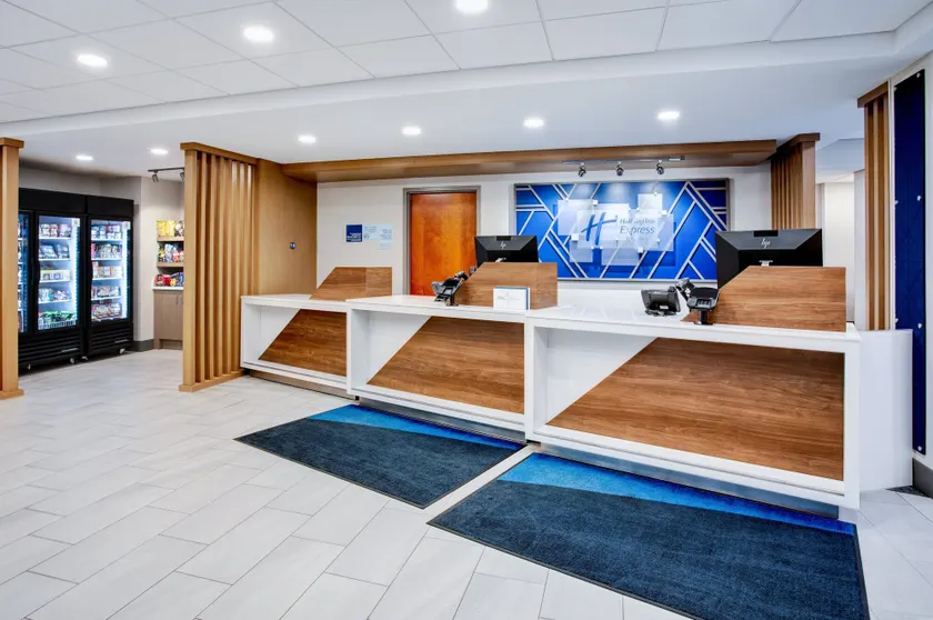 Holiday Inn Express Hotel & Suites - Belleville Area by IHG - Banco del concierge