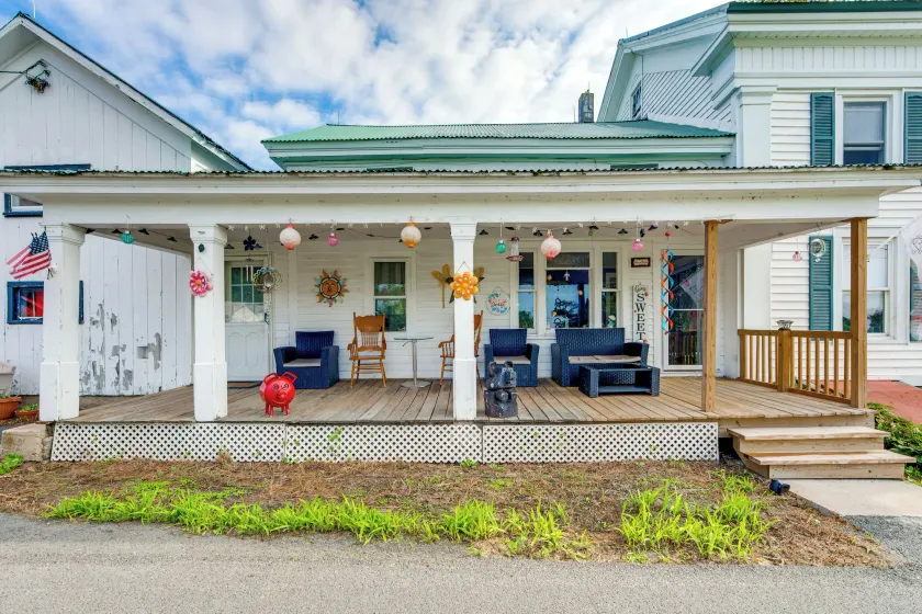 Peaceful Porch & Yard! Historic Upstate Farmhouse - Image 1
