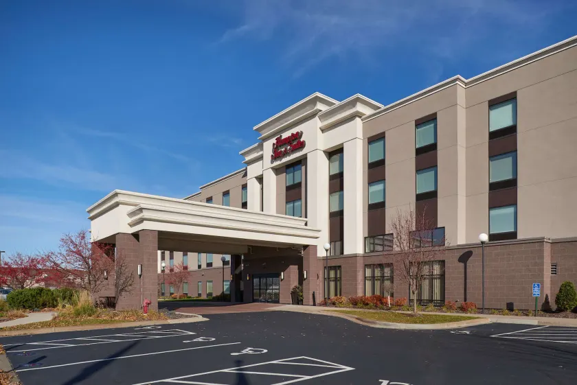Hampton Inn & Suites Rogers - Image 1