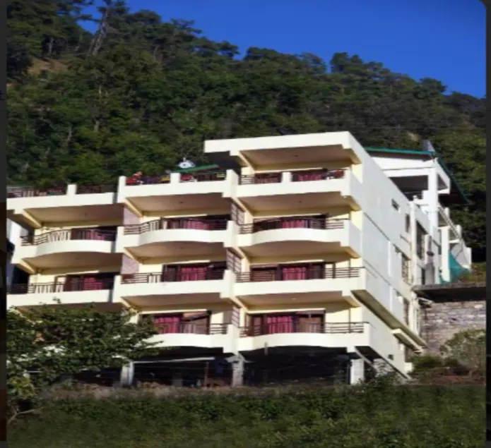 Green Roof Hotel - Image 1