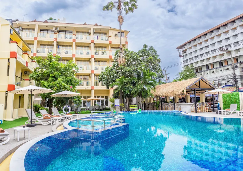 Mermaid Beach Resort - 100m to Beach, Saltwater Pool & BeerGarden - Image 1