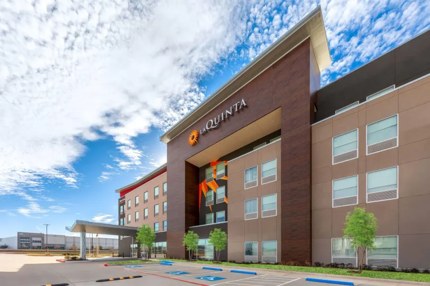 La Quinta Inn & Suites by Wyndham DeSoto - Image 1
