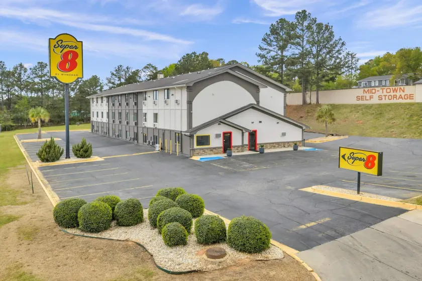 Super 8 by Wyndham Warner Robins - Image 1
