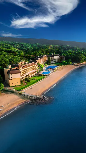 HVD Riviera Beach Ultra All Inclusive & Mineral Pool - Private Beach & Free Parking - Image 1
