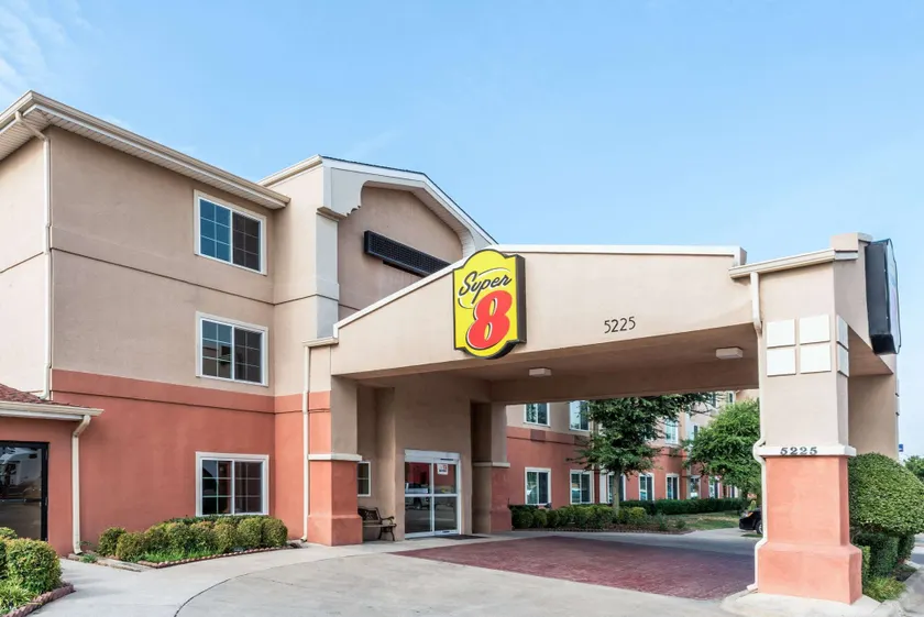 Super 8 by Wyndham Fort Worth North - Image 1