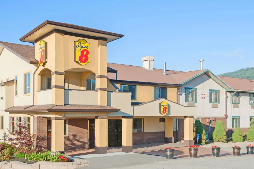 Super 8 by Wyndham Salmon Arm - Image 1