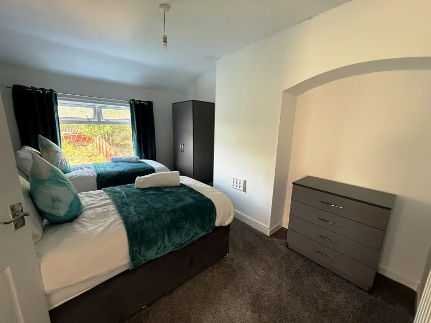 Comfy 3 Bedroom House Near CovArena & TrainStation - Værelse