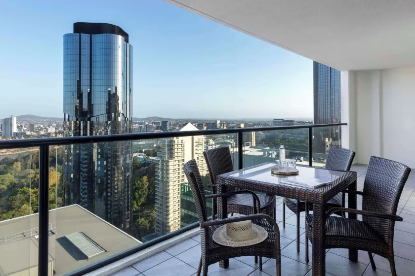 Oaks Brisbane River City Suites - Image 1