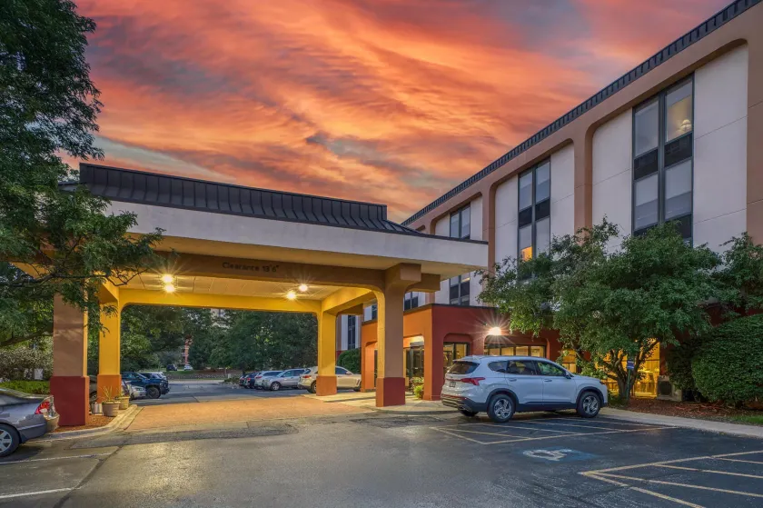 SureStay Plus Hotel by Best Western Chicago Lombard - Image 1