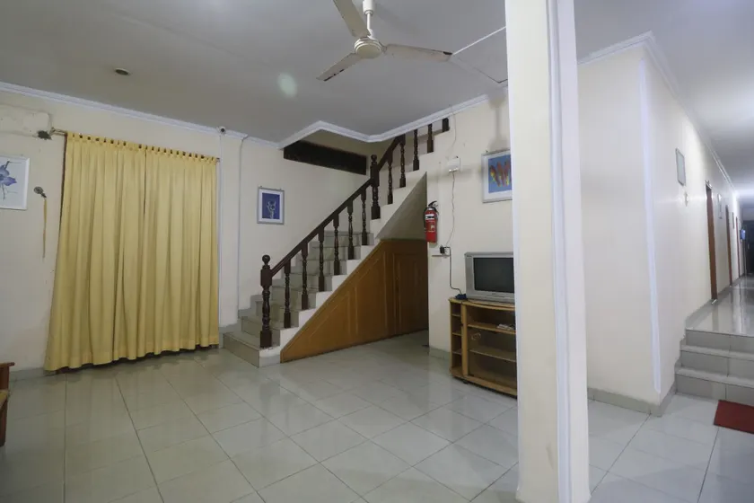 RedDoorz Plus near WTC Batanghari Mall - Hall