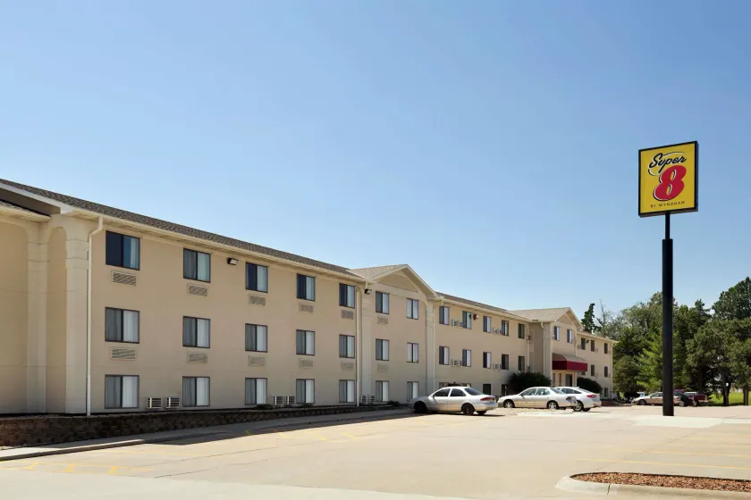 Super 8 by Wyndham Lincoln North - Image 1
