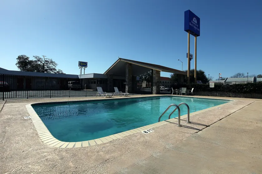 Americas Best Value Inn Uvalde - Image 1