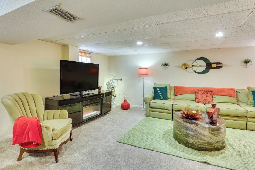 2 Mi to Kauffman Stadium: Charming Couple's Escape - Image 1