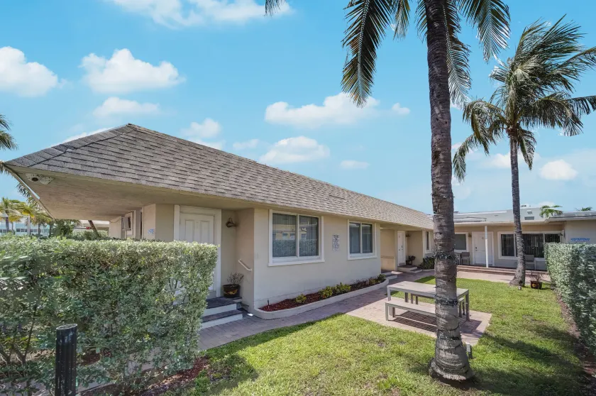 Hollywood Broadwalk Oceanside Hotel - Image 1