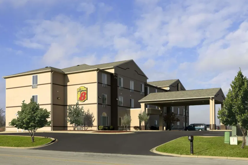 Super 8 by Wyndham Corydon - Image 1