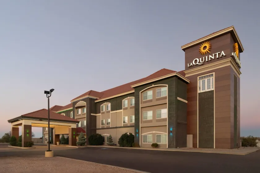 La Quinta Inn & Suites by Wyndham Tucumcari - Image 1