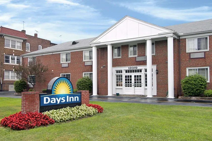 Days Inn by Wyndham Cleveland Lakewood - Image 1