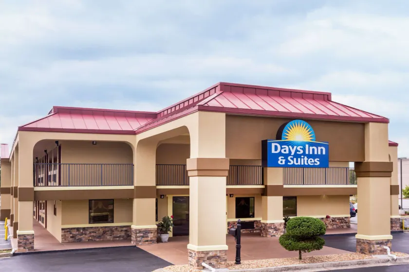 Days Inn & Suites by Wyndham Warner Robins Near Robins AFB - Image 1
