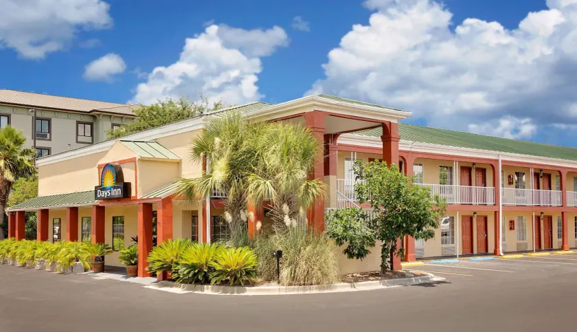 Days Inn by Wyndham Fort Walton Beach - Image 1