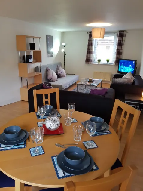 Executive Open Plan Apartment in Leith - Image 1
