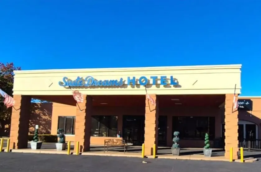 Suite Dreams Hotel - Image 1