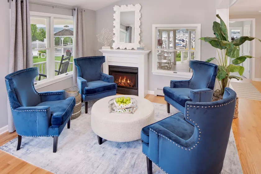 Inn at Harbor Hill Marina - Lobby sitting area