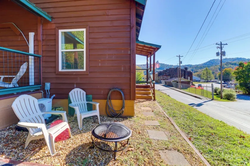 < 1 Mi to Dtwn: Pet-friendly Cabin in Murphy! - Image 1