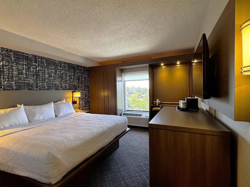 Pittsburgh Airport Inn and Suites - Image 1