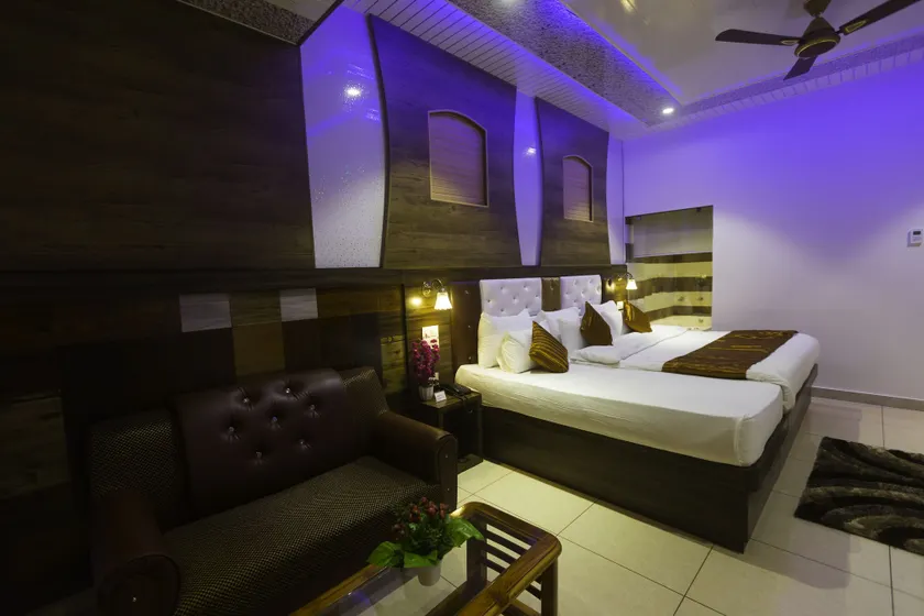 Hotel Kings Regency - Image 1
