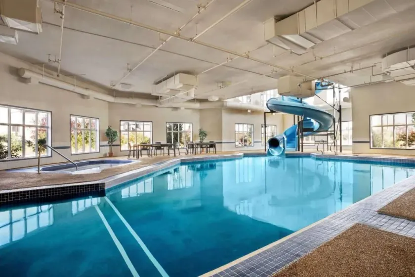 Days Inn & Suites by Wyndham Strathmore - Image 1
