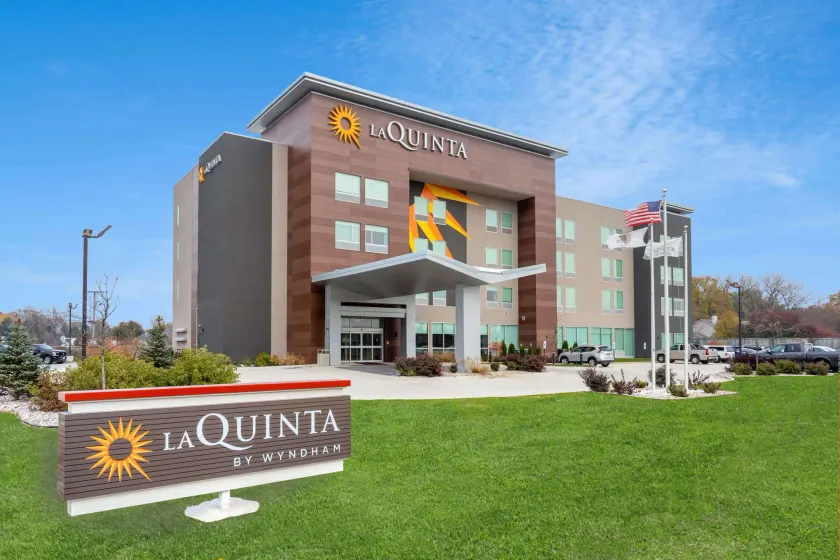 La Quinta Inn & Suites by Wyndham Shorewood - Image 1