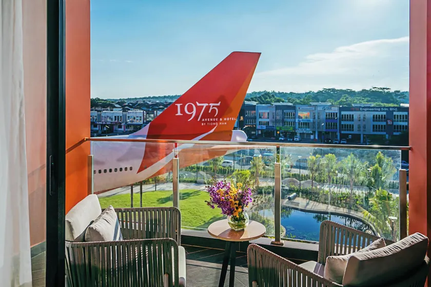 1975 Avenue & Hotel - Image 1