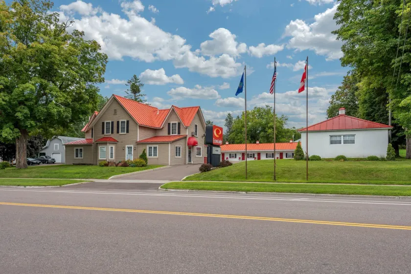 Econo Lodge Saint Albans - Image 1