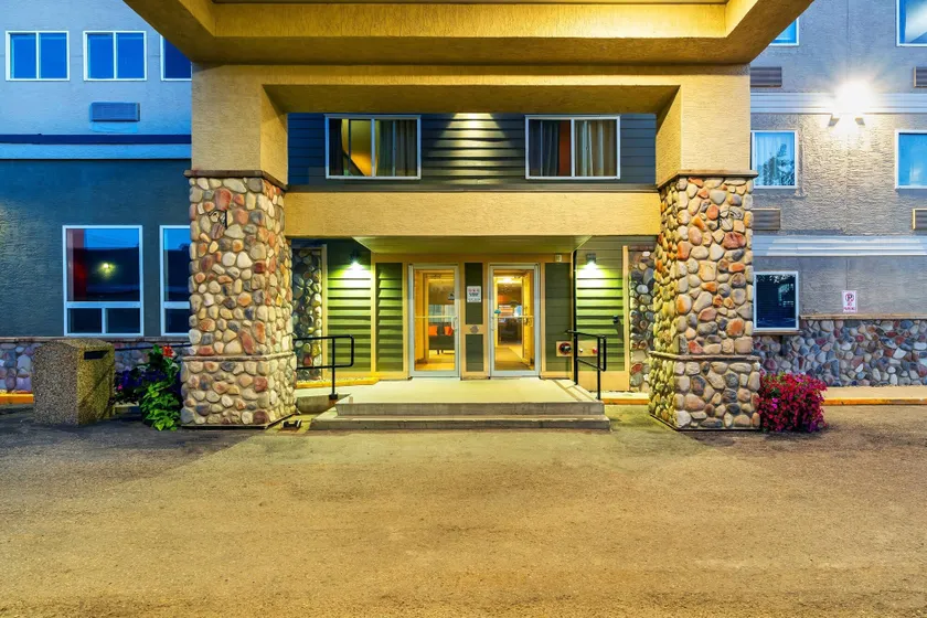 Comfort Inn & Suites - Image 1