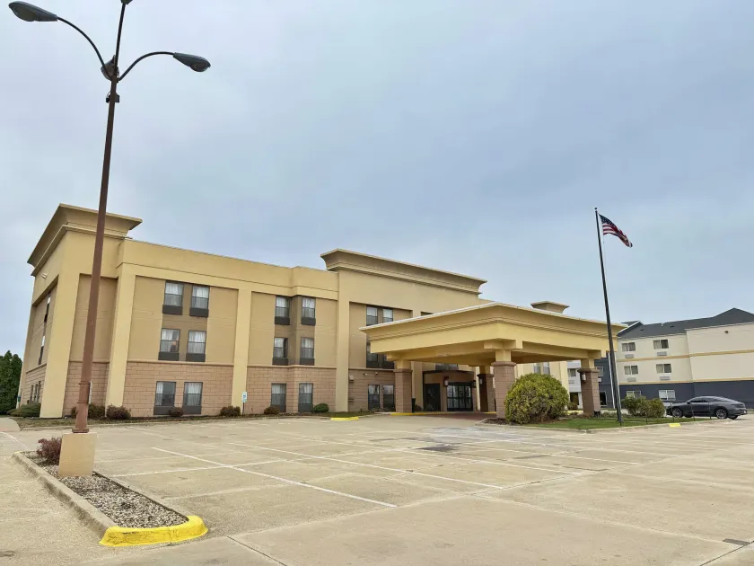 SureStay by Best Western Forsyth Decatur - Image 1