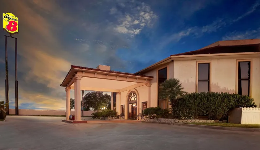 Super 8 by Wyndham Corpus Christi Northwest - Image 1