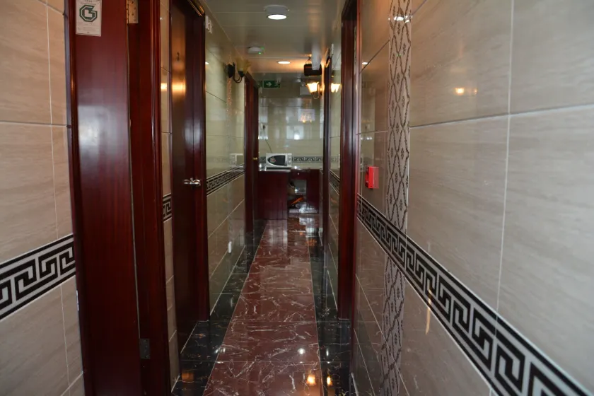 Everest Hostel - Interior entrance