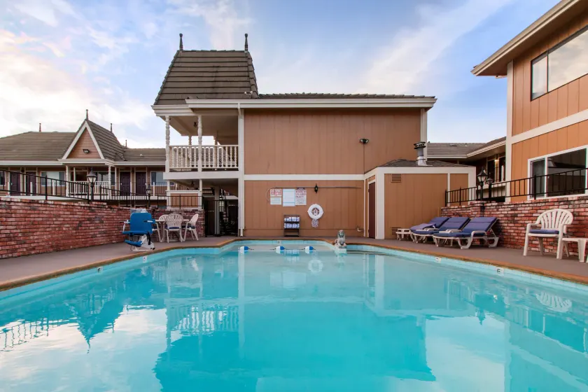 Ramada Bayside Inn & Suites Eureka - Image 1