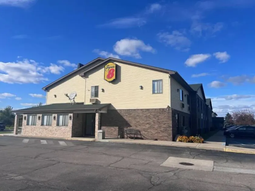 Super 8 by Wyndham Imlay City - Image 1