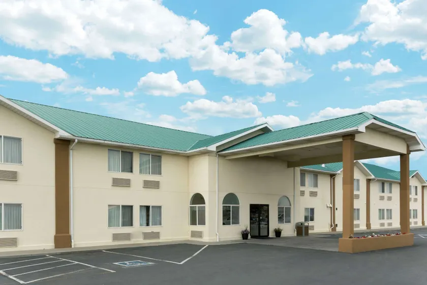 Super 8 by Wyndham Green River - Image 1