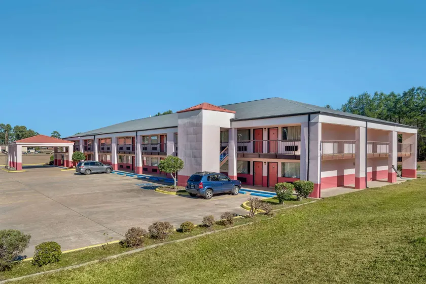 Econo Lodge Inn & Suites Forest - Image 1