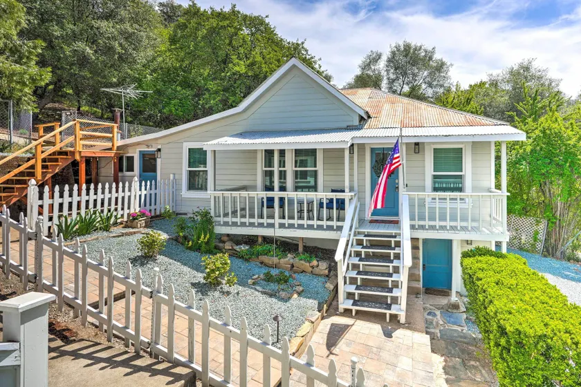 Walk to Main St: Historic Cottage in Sutter Creek - Image 1