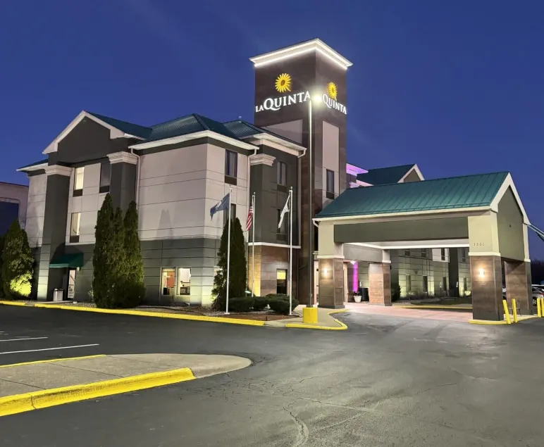 La Quinta Inn & Suites by Wyndham Louisville East - Image 1