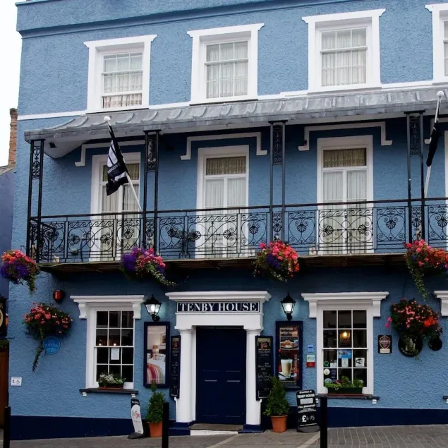 6 Bed in Tenby oc-c31800 - Image 1