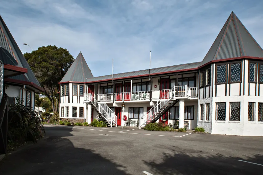  Castles Motel and Driftwood Motel - Image 1