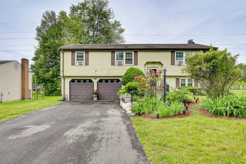 Vintage Windsor Home: Private Yard & Covered Deck - Image 1