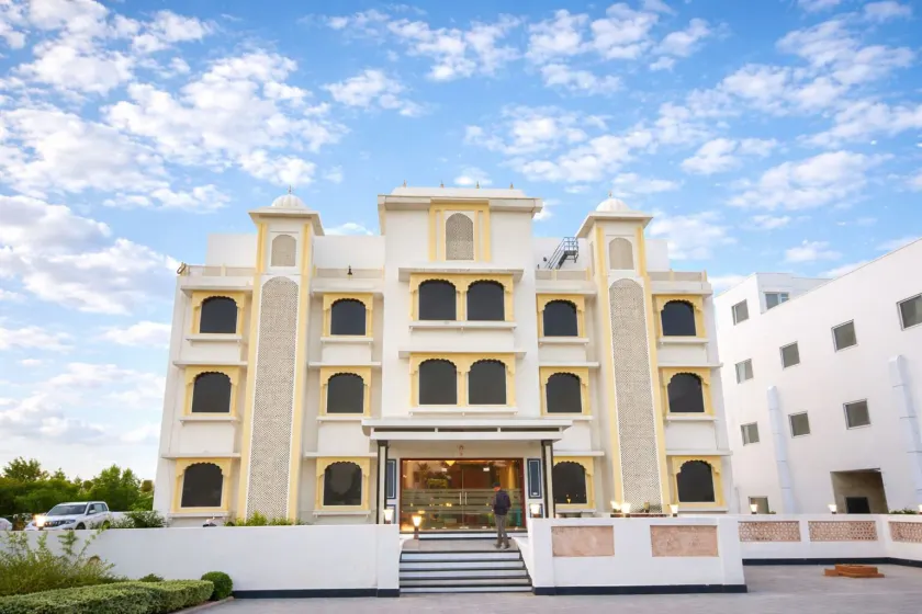 Sugan Hotel & Resort - Image 1