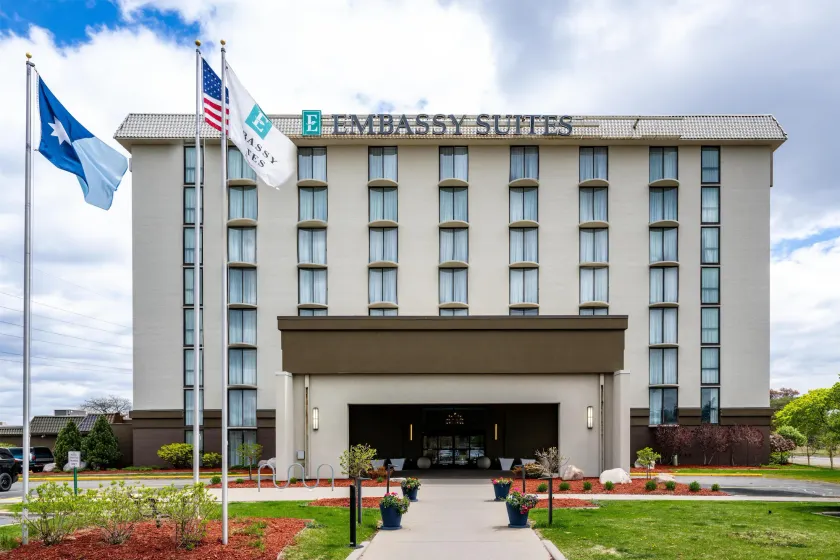 Embassy Suites by Hilton Minneapolis Bloomington Edina - Image 1